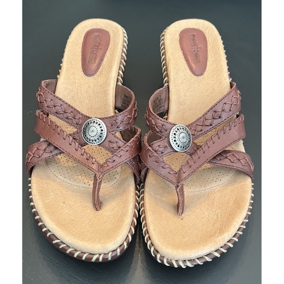 Minnetonka MaroonBrown Leather W/Medallion Slip On 8M Women's Sandals Slides - Picture 1 of 7